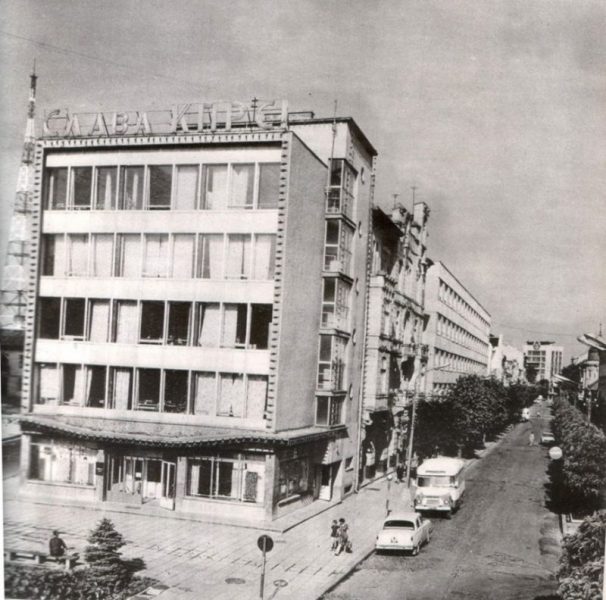 1964 Na pochatku stometrivky sporudyly budynok fabryky indposhyvu odyagu. scaled