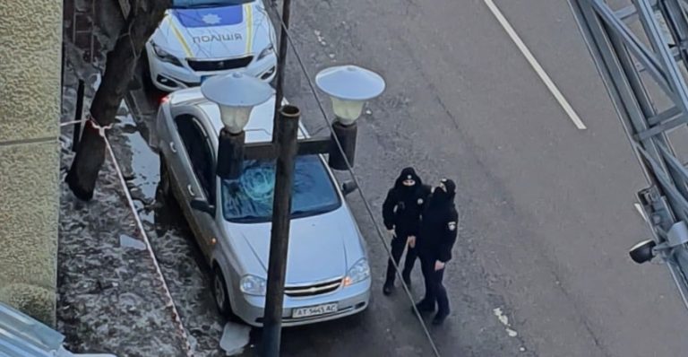 У Франківську крижана глиба впала на машину і розбила лобове скло (ФОТОФАКТ) 7 2222