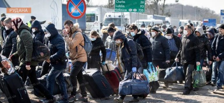 У Європі може не вистачити роботи для українських заробітчан 4 Українських заробітчан вакцинуватимуть на в'їзді до Польщі