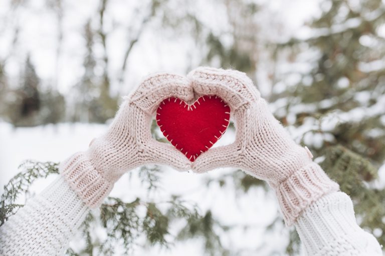 Winter Valentines Day Heart Hands Mittens 574183 1280x853
