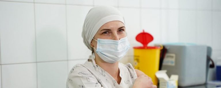Перша вакцинована від COVID-19 на Київщині розповіла, як пройшло щеплення 6 c3d5bd906be86bbd
