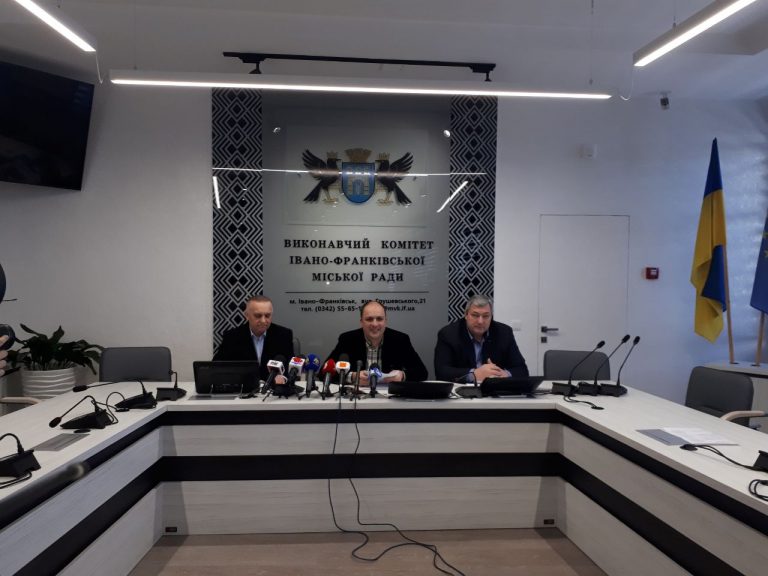 У Франківську зібралися голови районних рад Прикарпаття: будуть радитися, як далі існувати (ФОТО) 8 Районні ради Прикарпаття збирають спільну сесію просто неба: що заставило?