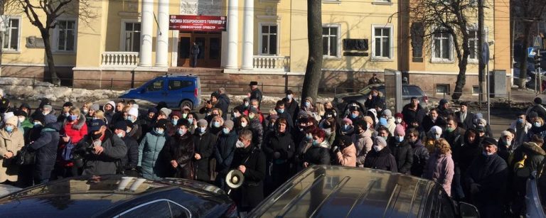 У Тернополі 300 медиків страйкували під Господарським судом (ФОТО) 1 У Тернополі 300 медиків страйкували під Господарським судом (ФОТО)