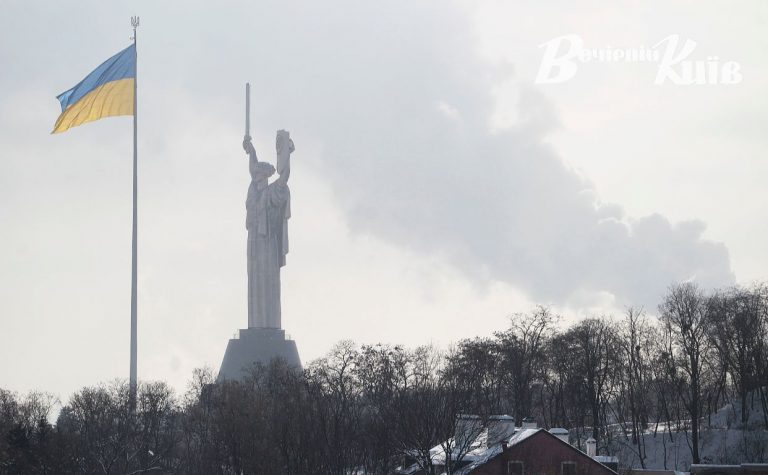 Стало відомо, чому у Києві приспустили на 10 метрів найбільший прапор України 3 Стало відомо, чому у Києві приспустили на 10 метрів найбільший прапор України