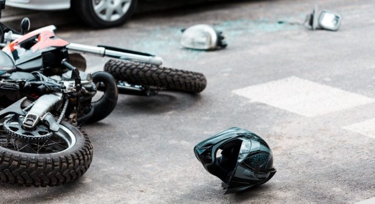 У Снятині мотоцикліст під час обгону врізався в автівку