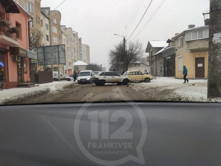 ДТП в Івано-Франківську: рух транспорту ускладнено (ФОТО) 10 photo 2021 02 08 15 09 38
