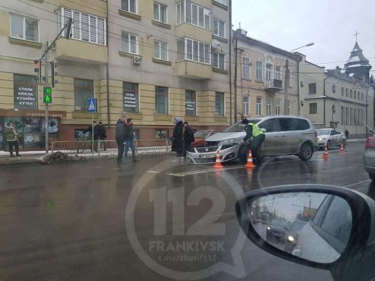 ДТП в Івано-Франківську: рух ускладнений (ФОТО, ВІДЕО) 3 photo 2021 02 09 15 04 31