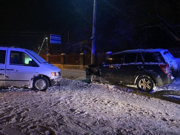 Автотроща неподалік Франківська: на місці пригоди поліція (ФОТО) 1 photo 2021 02 15 20 02 01