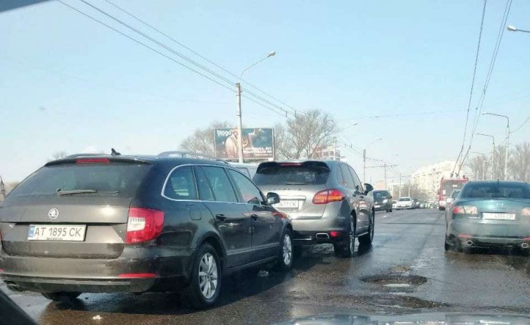 ДТП в Івано-Франківську: рух транспорту ускладнено (ФОТО) 4 photo 2021 02 20 11 19 48