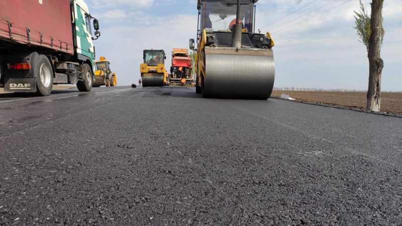 У Косівській громаді попри війну проводять ямковий ремонт доріг