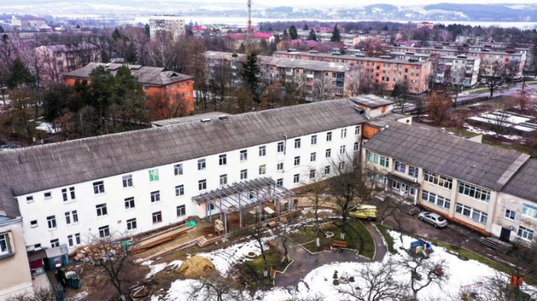 У Бурштині реконструюють приймальне відділення лікарні (ФОТО) 5 У Бурштині реконструюють приймальне відділення лікарні (ФОТО)