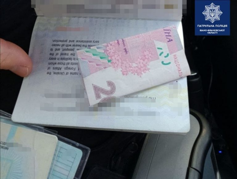 На Тисмениччині водій хотів "відкупитися" від патрульних за 200 гривень 5 На Тисмениччині водій хотів "відкупитися" від патрульних за 200 гривень