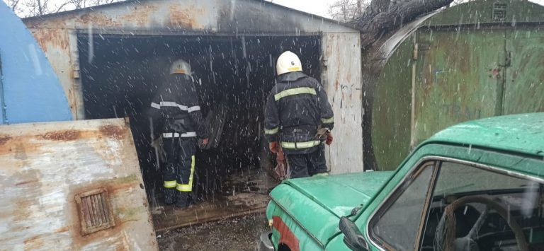 У Калуші гасили пожежу гаража (ФОТО) 6 157476519 1409244976078658 8755981667723309592 o 1