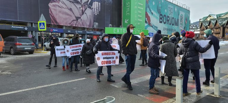 Протест у Буковелі: люди вимагають закрити курорт на карантин (ФОТО)