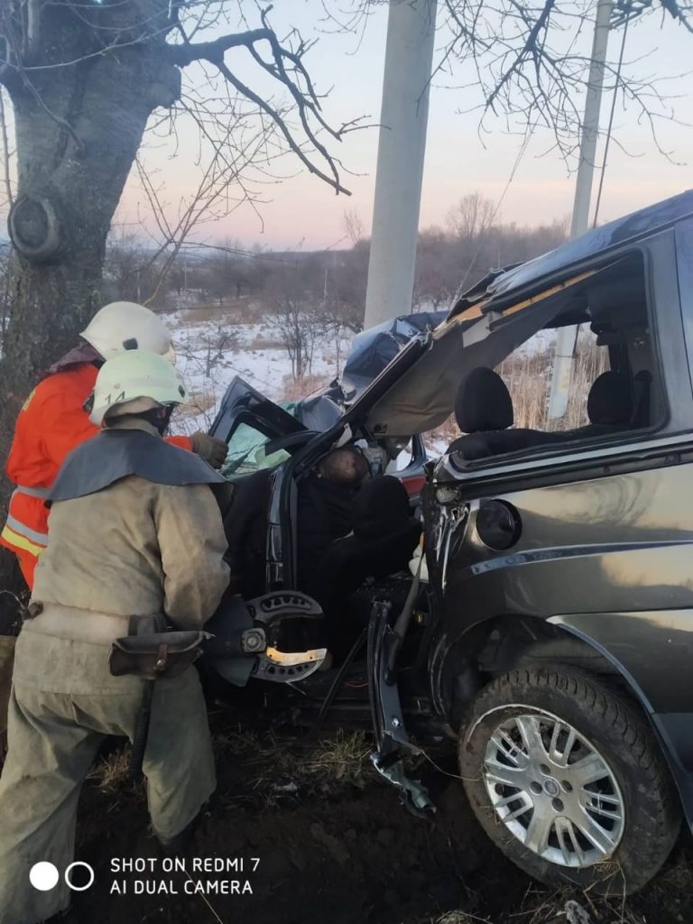 На Косівщині автомобіль зіткнувся із деревом: водій загинув на місці події (ФОТО) 11 На Косівщині автомобіль зіткнувся із деревом: водій загинув на місці події (ФОТО)