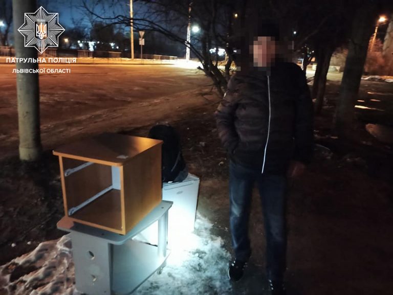 У Львові чоловік вкрав з готелю тумбочку, стіл та холодильник (ФОТО) 1 У Львові чоловік вкрав з готелю тумбочку, стіл та холодильник (ФОТО)