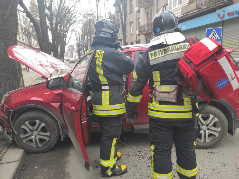 В Івано-Франківську Тойота в'їхала у дерево: водію знадобилися рятувальники (ФОТО) 6 В Івано-Франківську Тойота в'їхала у дерево: водію знадобилися рятувальники (ФОТО)