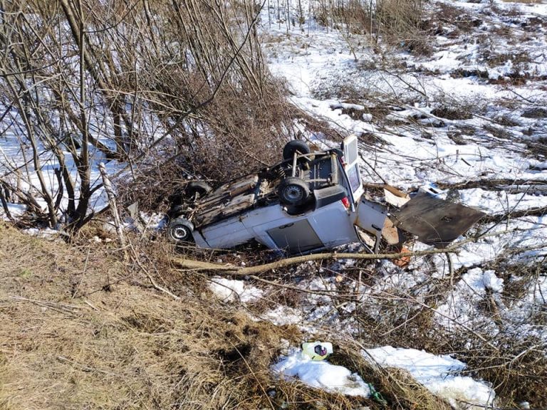 У Микуличині перекинулося авто: водій у лікарні (ФОТО)