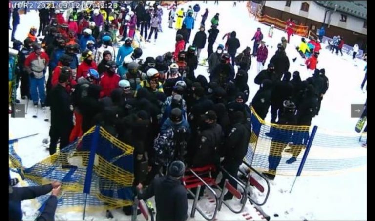 "Червона зона" на Буковелі: розлючені туристи та сотні правоохоронців (ВІДЕО) 6 159355687 10224596612327904 7050398954609753429 o