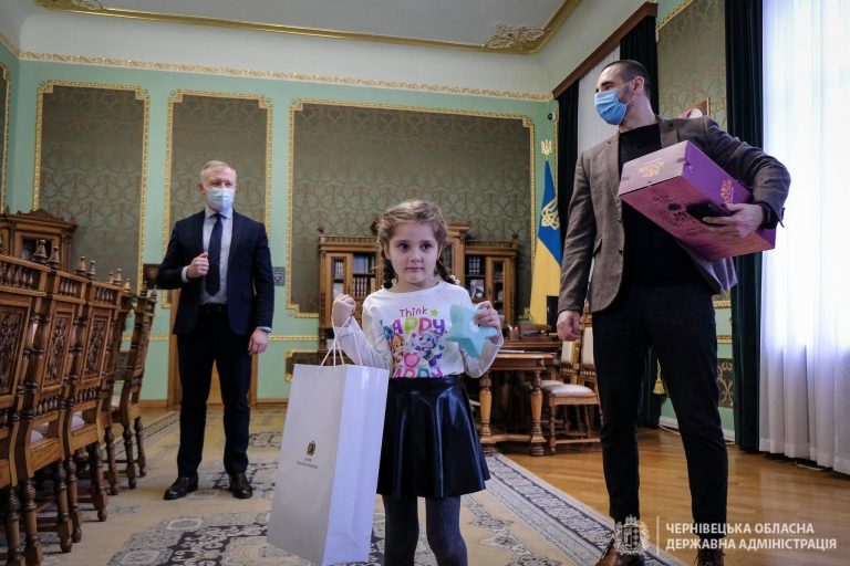 У Чернівцях 5-річна дівчинка, яку не привітали з 8 Березня у садочку, отримала ляльку від Президента (ФОТО)