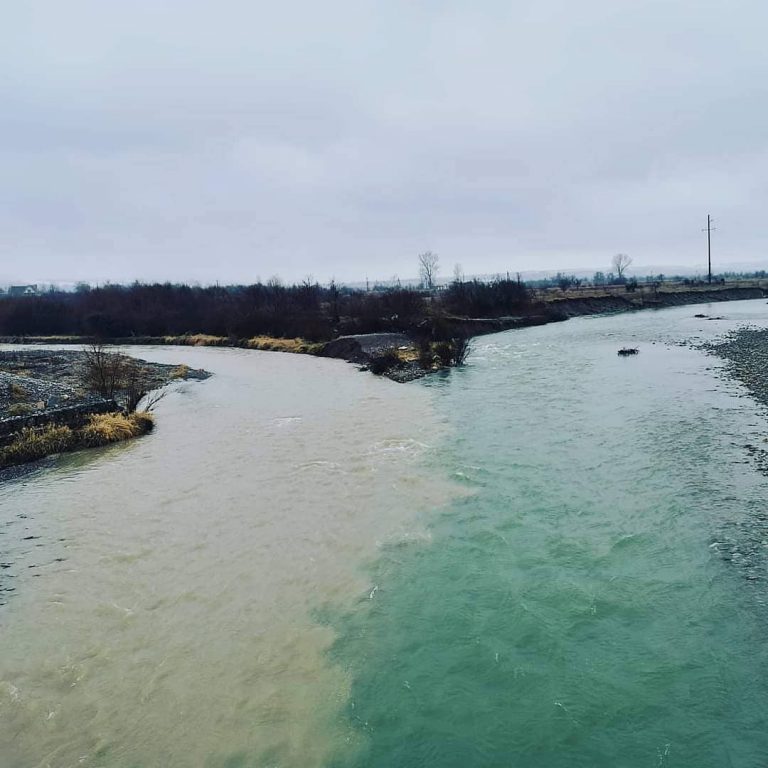 На Прикарпатті з'єдналися дві річки, але вода не змішалася (ФОТО)