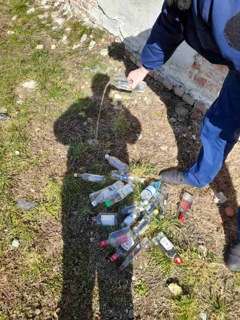 У Калуші на ринку жінка позбулася 10 літрів алкоголю: контролери його вилили (ФОТО)