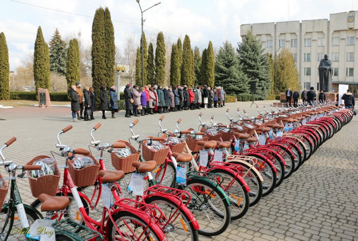 На Тернопільщині соціальні працівники отримали велосипеди.