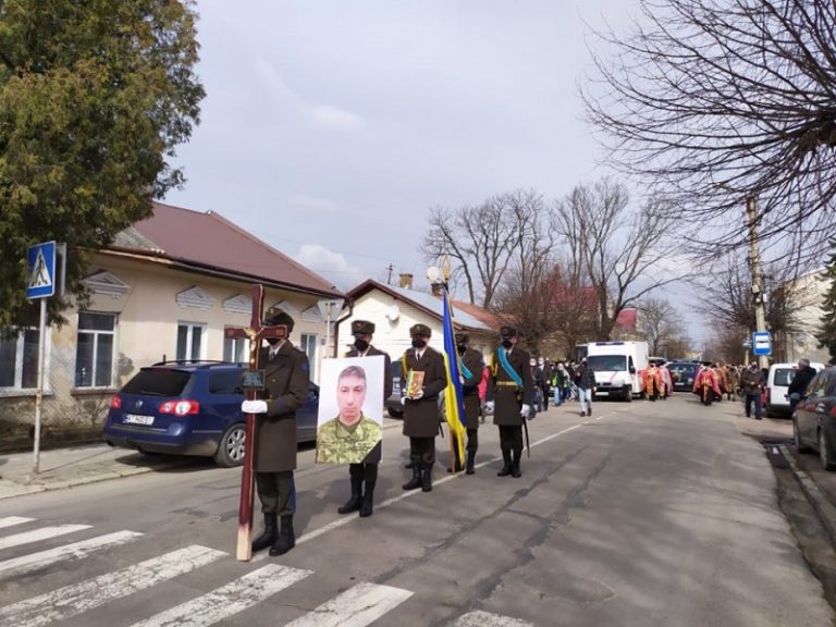 У Калуші сотні людей прийшли попрощатися із бійцем, який загинув на Донбасі(ФОТО) 10 У Калуші сотні людей прийшли попрощатися із загиблим на Донбасі бійцем (ФОТО)