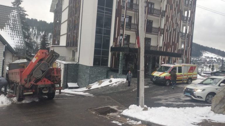 У Поляниці сталася ДТП: вантажівка заїхала в готель (ФОТО) 8 У Поляниці сталася ДТП: вантажівка заїхала в готель (ФОТО)