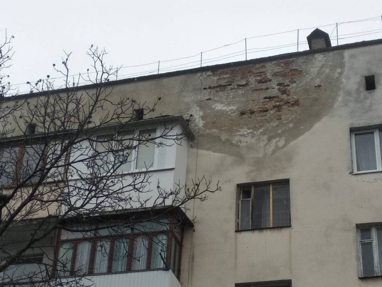 У Бурштині обвалюється фасад житлового будинку: уламки цегли летять людям на голови (ФОТО) 11 У Бурштині обвалюється фасад житлового будинку: куски цегли летять людям на голови (ФОТО)