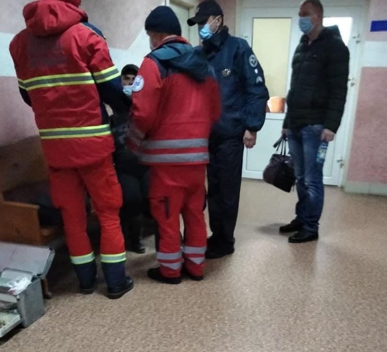 У Надвірнянському районному суді стало погано жінці 7 164347365 491381102269355 5709093326522962159 n