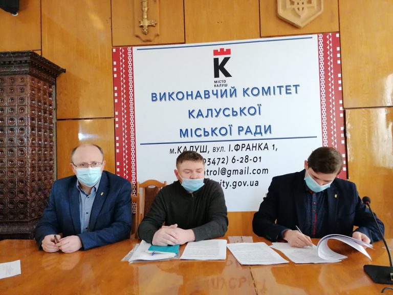 Стало відомо, хто тепер прибиратиме Калуш від сміття: підписали угоду (ФОТО) 10 Стало відомо, хто тепер прибиратиме Калуш від сміття: підписали угоду (ФОТО)