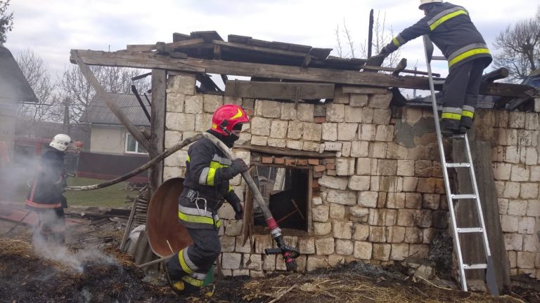 На Тлумаччині рятувальники гасили пожежу (ФОТО) 2 На Тлумаччині рятувальники гасили пожежу (ФОТО)