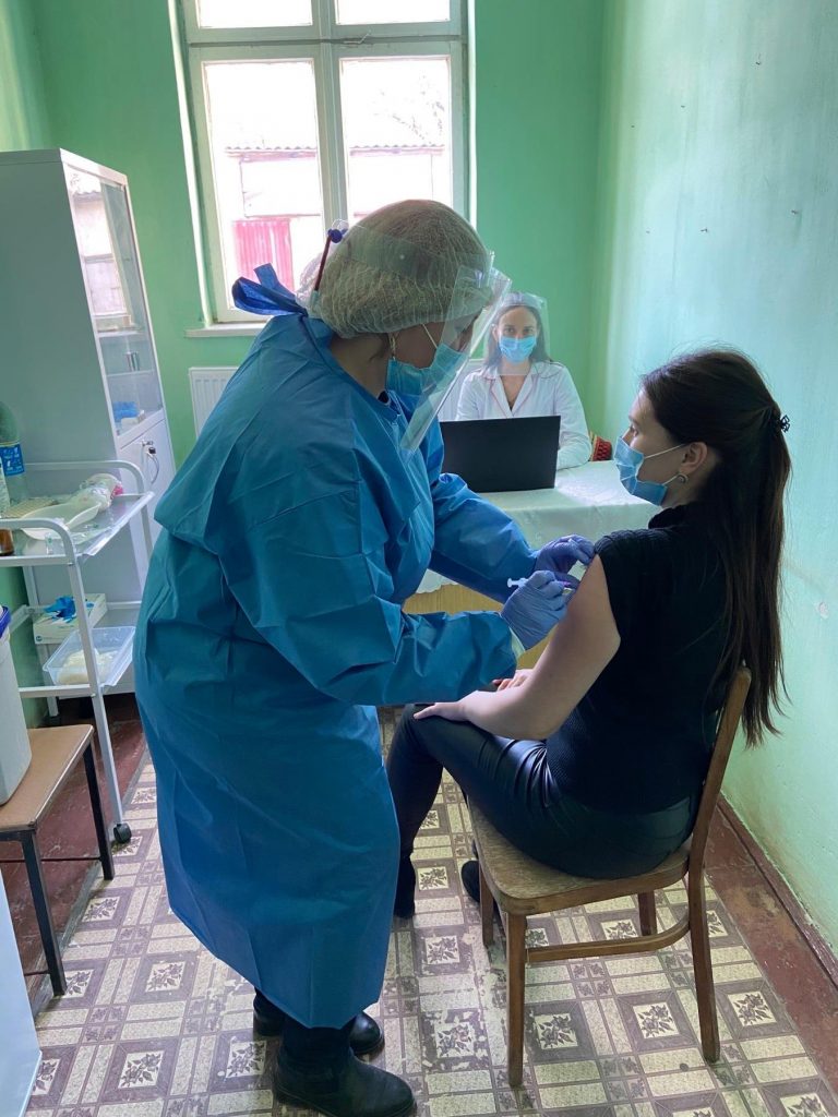 На Снятинщині вже вакцинують пацієнтів від коронавірусу (ФОТО) 3 вакцинують пацієнтів від коронавірусу (ФОТО)