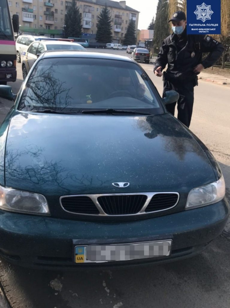 У Франківську патрульні зупинили Daewoo: у водія були сумнівні документи щодо реєстрації авто 5 У Франківську патрульні зупинили Daewoo та виявили у 21-річного водія сумнівні права