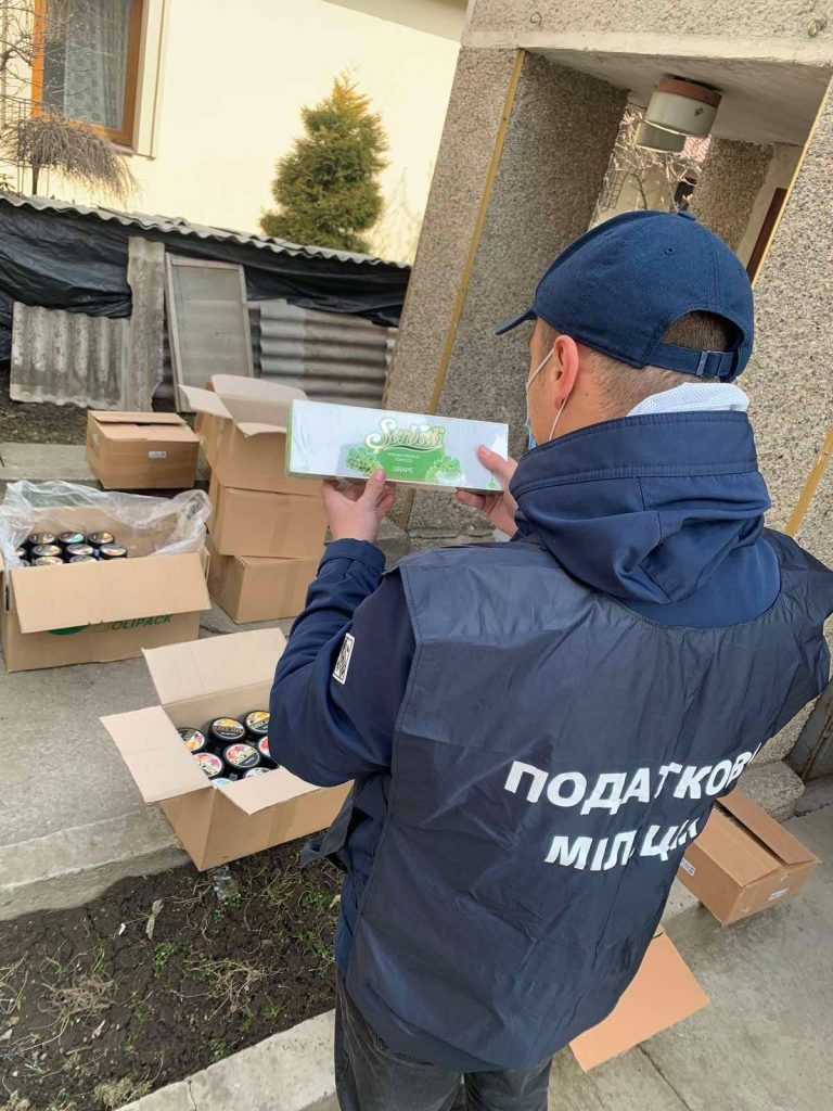 У Франківську вилучили контрафакт тютюну на 1 мільйон гривень 2 167343632 3185332048236716 2140741373806260751 n