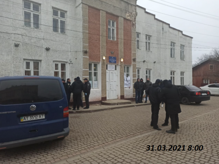 Вибори на Прикарпатті: робота ОВК паралізована, нових членів комісії немає (ВІДЕО) 10 167560122 4080551311984546 4851638495833861291 n
