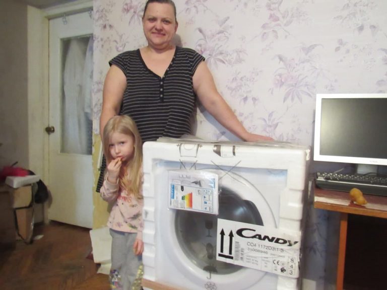 У Коломиї 10 родин отримали від Карітас пральні машинки, холодильники та м'які меблі (ФОТО) 4 У Коломиї 10 родин отримали від Карітас пральні машинки, холодильники та м'які меблі (ФОТО)