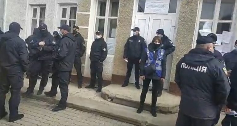 Робота Надвірнянської ОВК паралізована: проводять слідчі дії (ВІДЕО) 9 2345