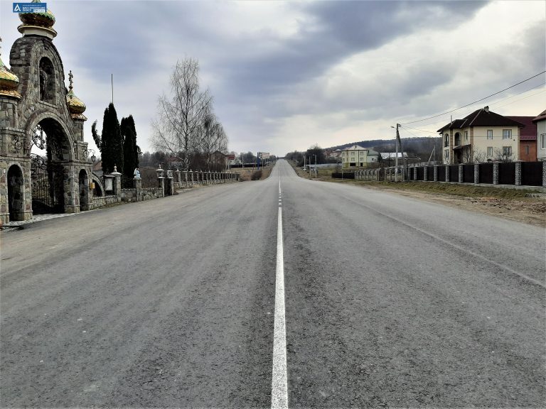 У селі Гвізд на Богородчанщині дорожники облаштовують узбіччя та тротуари