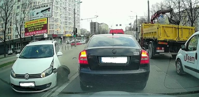 З’явилося відео моменту зіткнення трьох легкових автівок в Івано-Франківську 5 3333