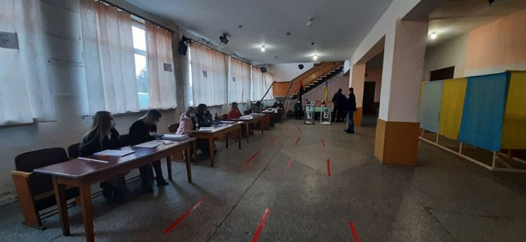 Вибори на Прикарпатті: поліцейські фіксують порушення, явка виборців низька 8 Вибори на Прикарпатті: поліцейські фіксують порушення, явка виборців низька