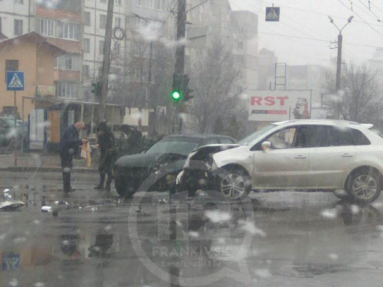 У Франківську зіткнулися два автомобілі. Рух ускладнений (ФОТО) 11 62d5beef 4116 4535 ad29 77c4f5d041c3