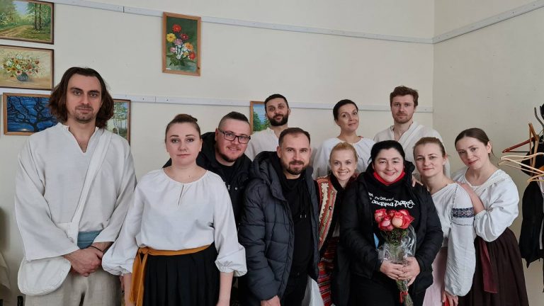 "Втомлені і щасливі": франківський драмтеатр повернувся з волонтерських гастролей (ФОТО) 9 7 2
