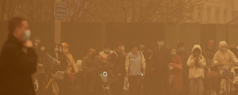Китай та Монголія потерпають від піщаної бурі (ФОТО, ВІДЕО) 6 та Монголію накрила піщана буря - найбільша за останні 10 років.