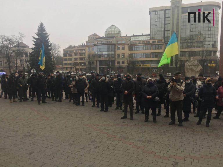 У Франківську під ОДА протестують: підприємці вимагають відновити роботу ринків (ФОТО) 1 97a14e44 eeff 4a1e 856c 1674c5e74207 1