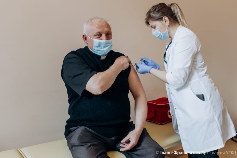 На Прикарпатті священники отримали першу дозу вакцини від COVID-19 7 DEM 9861