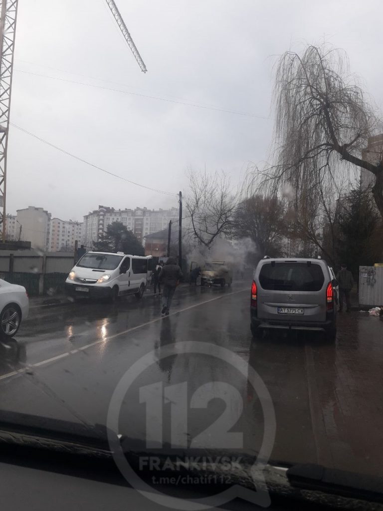 У Франківську на вулиці Целевича загорілося авто (ФОТО, ВІДЕО) 1 IMG 20210314 165725 983