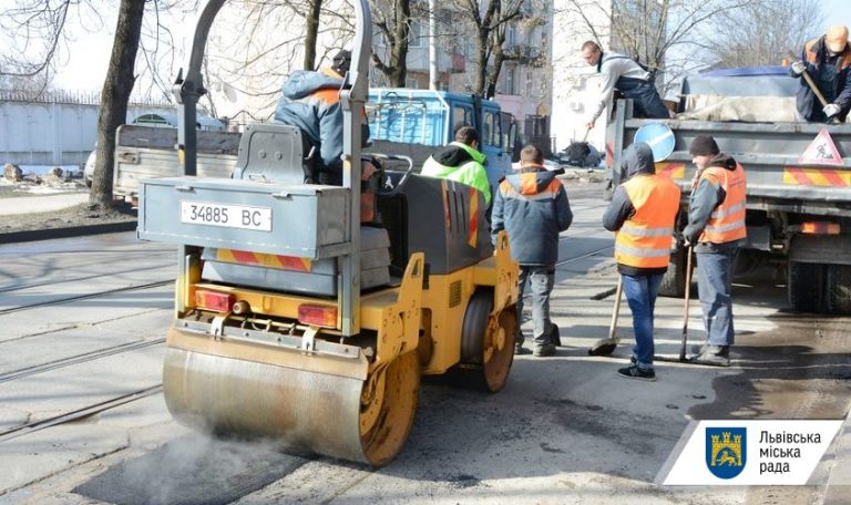 У Львові ліквідовують ямковість на дорогах гарячим асфальтом (ФОТО)