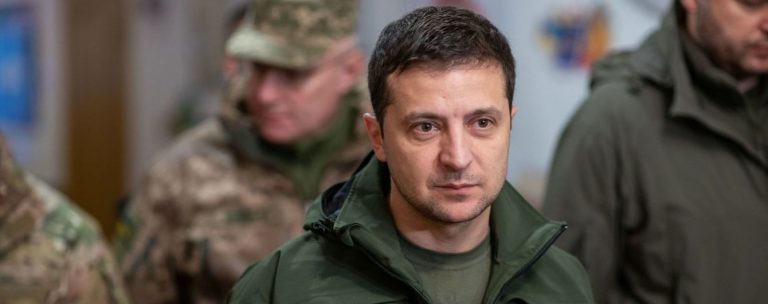 Зеленський пропонує не брати на роботу чоловіків без військового квитка та штрафувати на 105 тис. грн за повторну неявку за повісткою 2 «Червоний хрест» забороняє використовувати свої емблеми на гуманітарних автомобілях - президент Зеленський